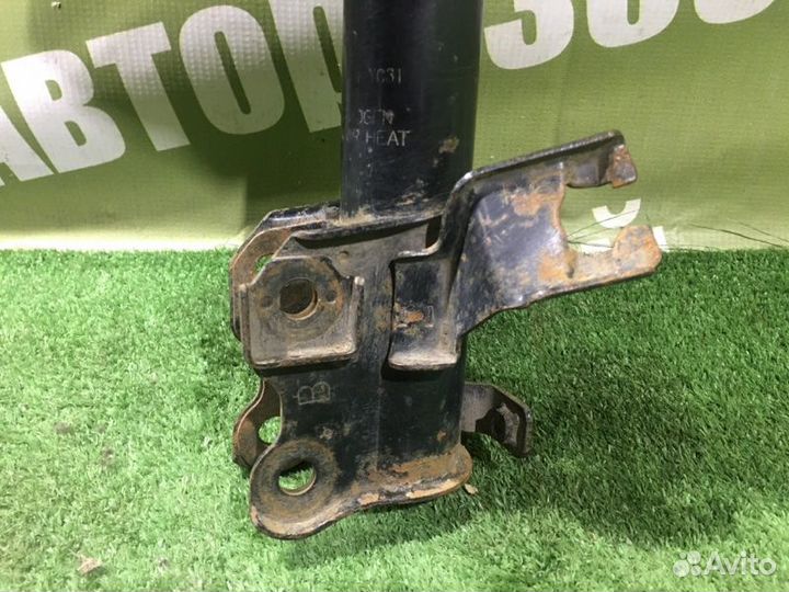 Стойка подвески передняя правая Nissan Bluebird