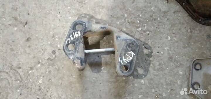 Кронштейн балки левый задний Chevrolet Cruze