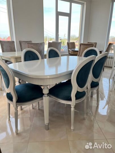 Стол и стулья