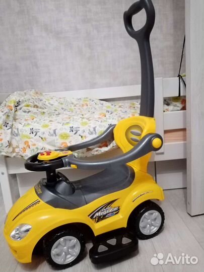 Машинка каталка толокар с ручкой