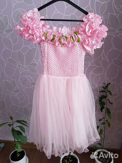 Детское розовое платье с цветами для утренника