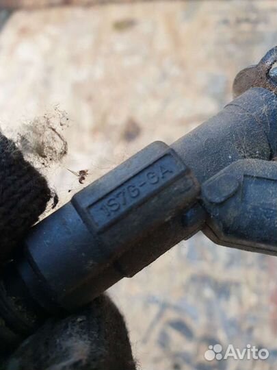 Топливная рампа с форсунками Ford C-Max Focus aoda