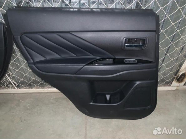 Обшивка задней левой двери Митсубиси Аут 3