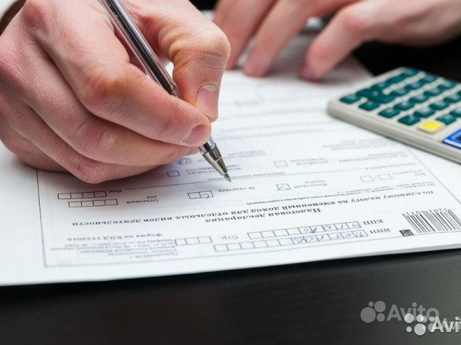 бухгалтер заполняет налоговые декларации