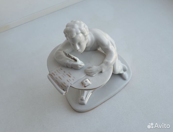 Статуэтка юный пушкин за столом. лфз. Фарфор СССР
