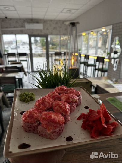 Официант в кафе