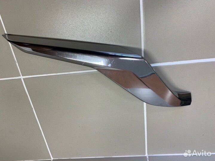 Накладка бампера передняя правая Toyota Land