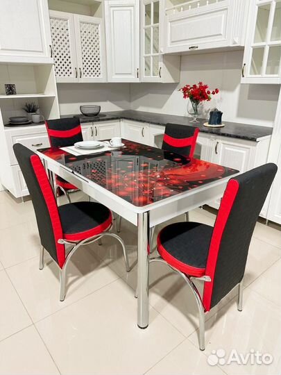 Кухонный стол и стулья