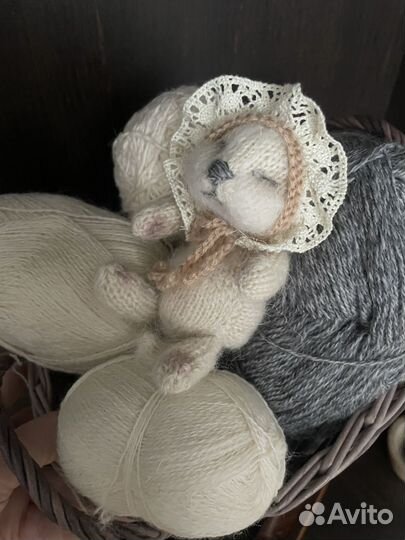 Вязаный спящий котенок