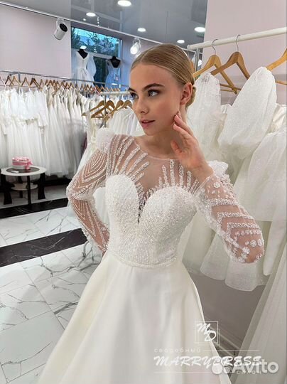 Свадебное платье с атласной юбкой