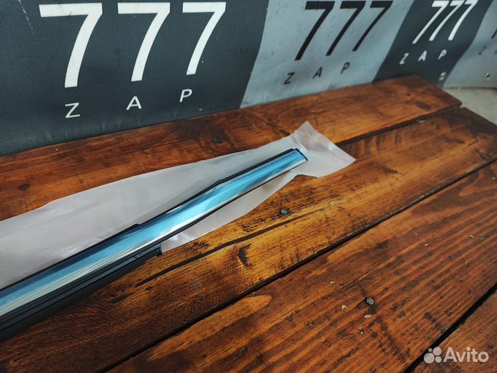 Молдинг стекла переднего правого Camry XV70 Новый
