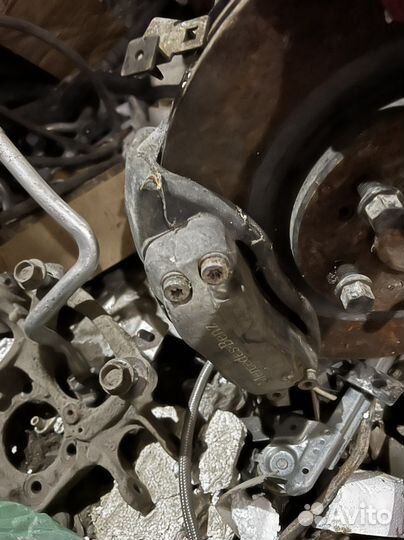 Передний левый суппорт Мерседес ML163