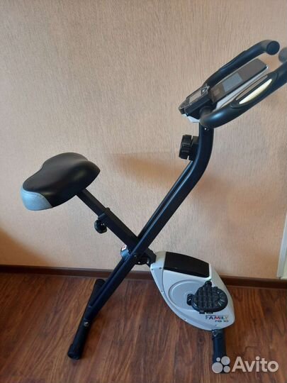 Велотренажер с классической вертикальной посадкой