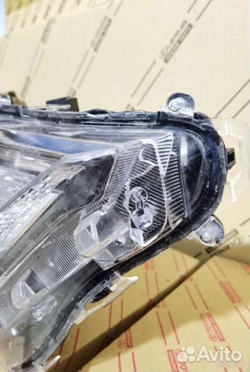 Фара правая Toyota Rav4 XA50 2018-2023