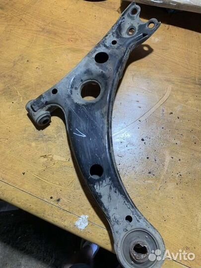 Рычаг подвески передний левый Toyota Corona premio