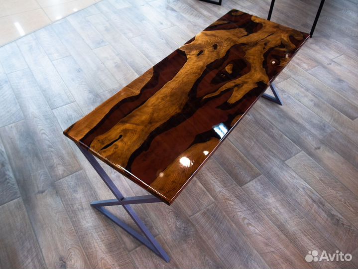 Стол из Американского ореха и эпоксидной смолы