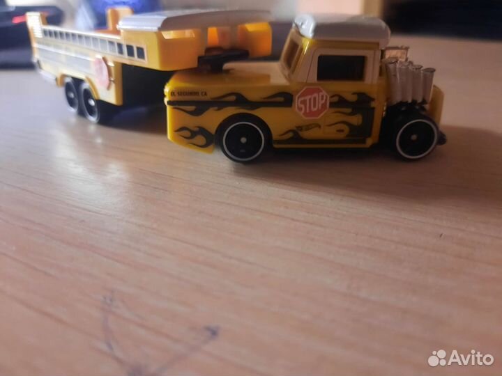 Машинка хотвилс,с прицепом hot wheels
