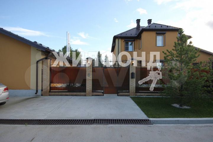 Дом 693,9 м² на участке 19,6 сот.