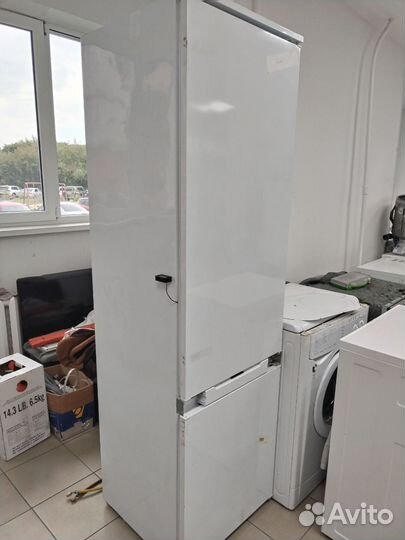 Встроенный холодильник