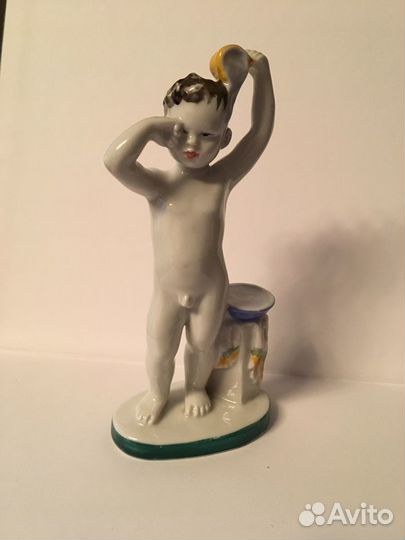 Фарфоровая статуэтка 