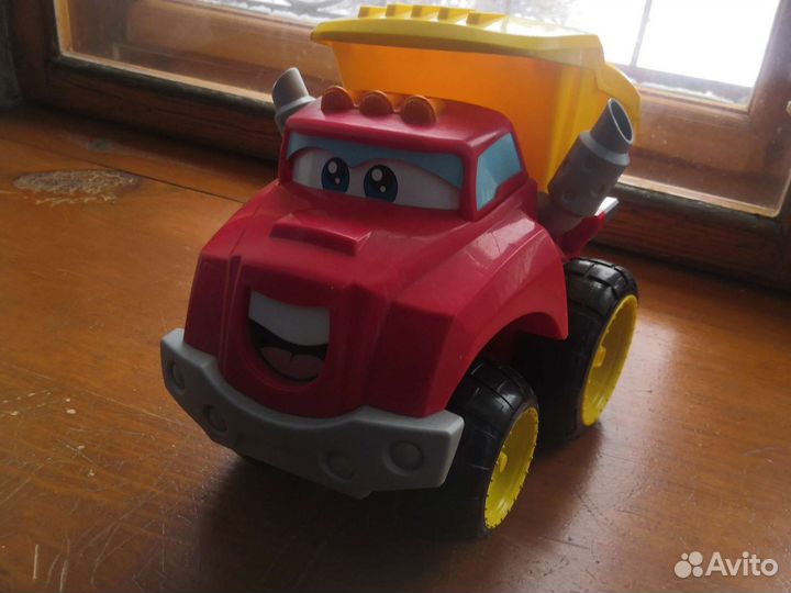 Грузовик Чак, разговаривает, танцует