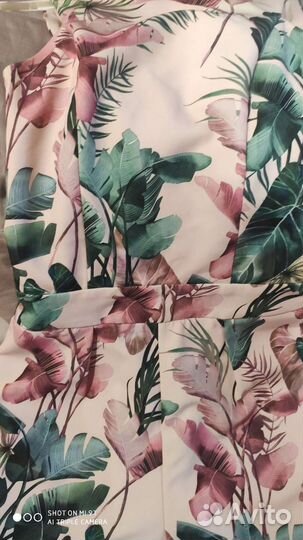 Комбинезон с шортами и тропическим принтом