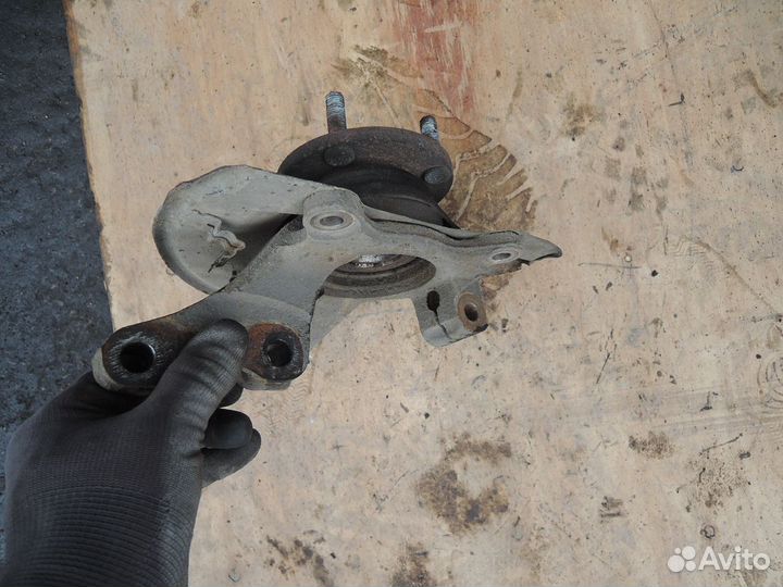 Кулак поворотный передний левый Mitsubishi Dingo