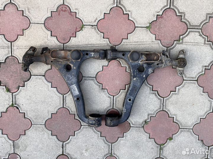 Кулак поворотный на Киа Мохаве 2008-2020 год