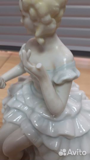 Статуэтка фарфоровая