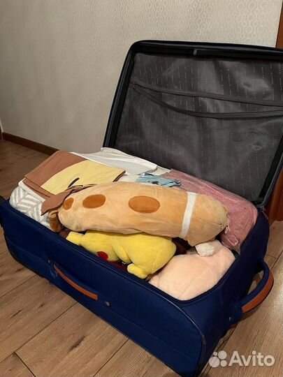 Чемодан с мягкими игрушками и постельным бельем