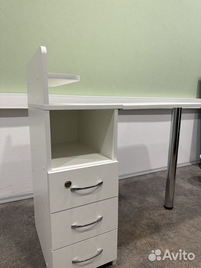 Маникюрный стол