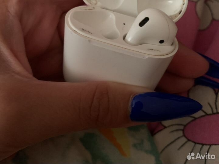 Кейс и правый наушник AirPods 2