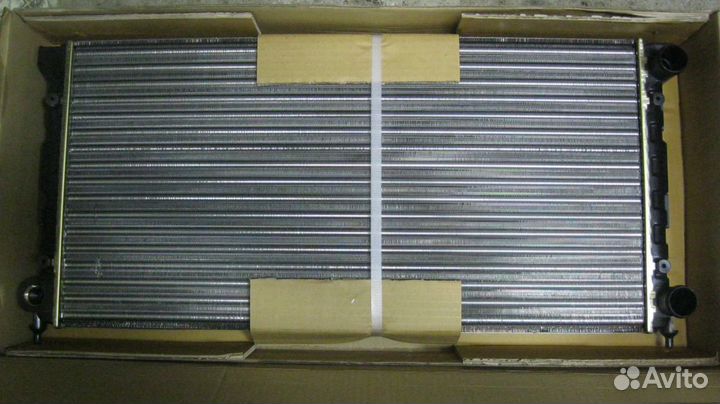 Радиатор охлаждения VW Passat B3 / B4 630х322