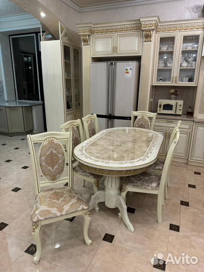 Кухонный стол и стулья