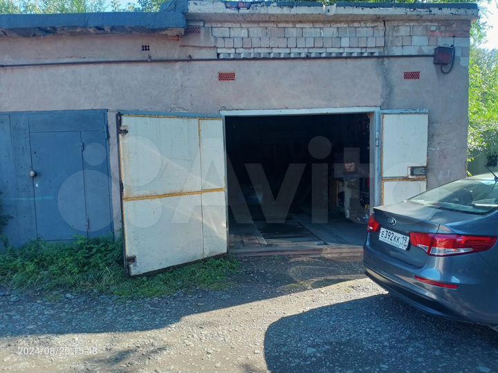 Гараж, > 30 м²