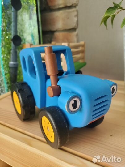 Синий трактор деревянный
