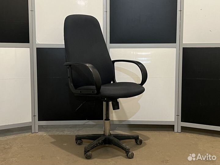 Компьютерное кресло высокая спинка