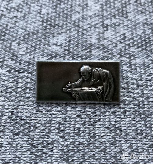 Значок времен СССР - Ленин пишет за столом - Вождь