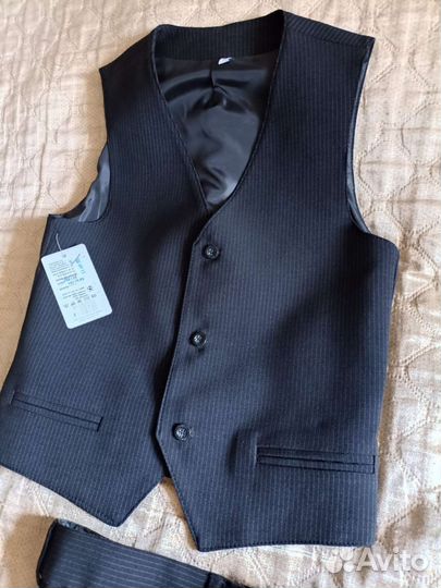 Костюм школьный для мальчика новый(жилет и брюки)