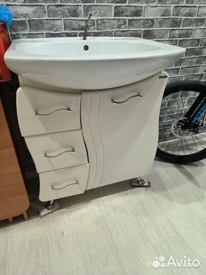 Тумба для ванной с раковиной и шкаф с зеркалом