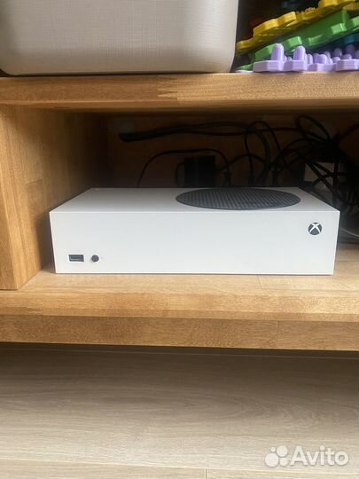 Xbox series s с двумя геймпадами