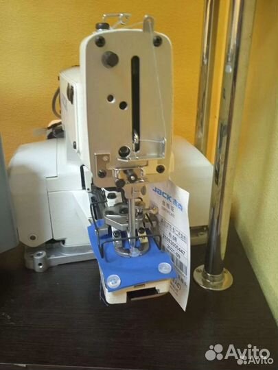 Пуговичная машина T1377E со столом и двигателем