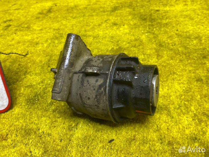 Корпус масляного фильтра передний Toyota Land