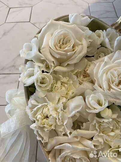 Цветы + макарунс - подарок для девушки