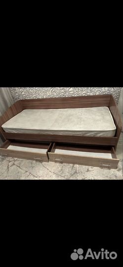 Кровать односпальная с ящиками и матрасом бу