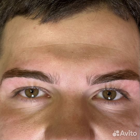 Модель на брови