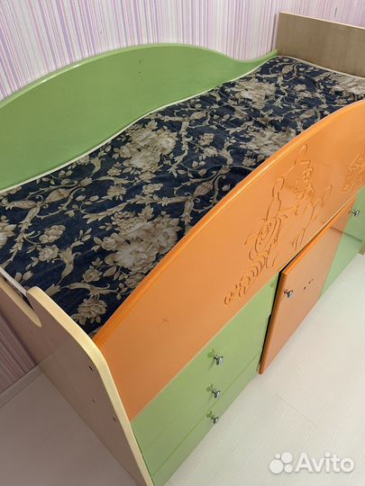 Детская кроватка с ящиком и матрасом