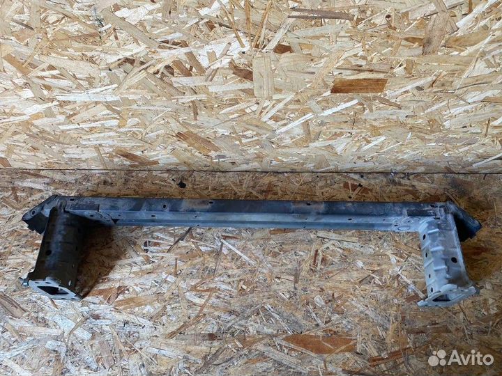 Усилитель переднего бампера Toyota Avensis