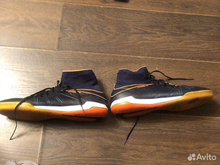 Продам футбольные кроссовки