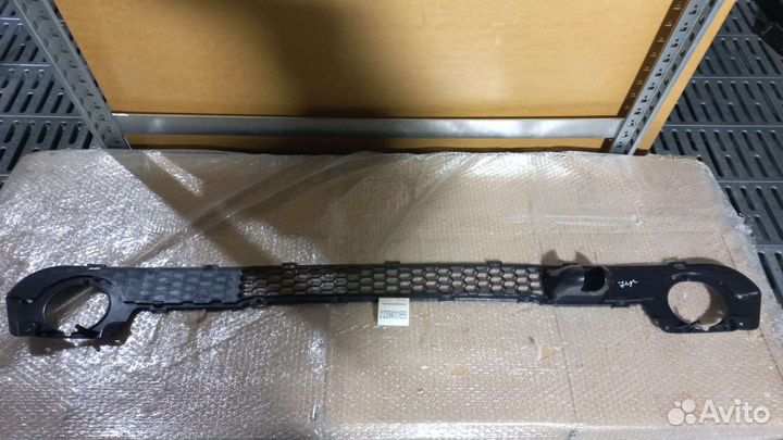 Решетка в бампер центральная Chevrolet Niva